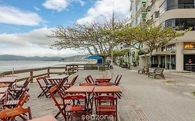 Apto pé na areia vista mar em Meia Praia EVB308